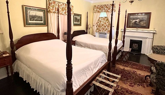 Room 5 Belmont Inn 2 Queen beds private bathroom across the hall Shelbyville, TN