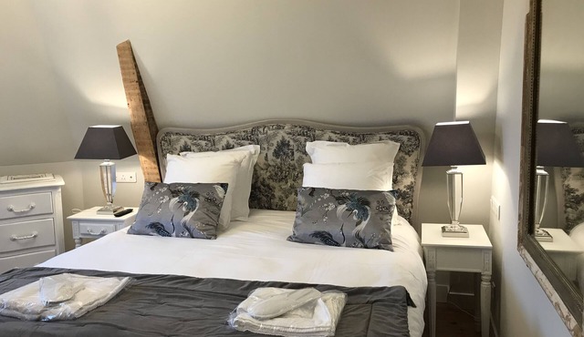 Room 5 king size bed with en suite