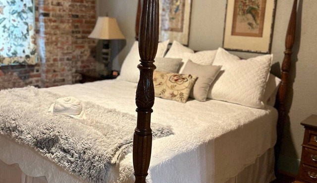Room 5 (sleeps 2) at Chipley's Squareview Inn