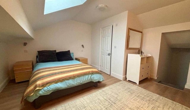 Room 5 - Spacious Loft Ensuite Room near Liverpool