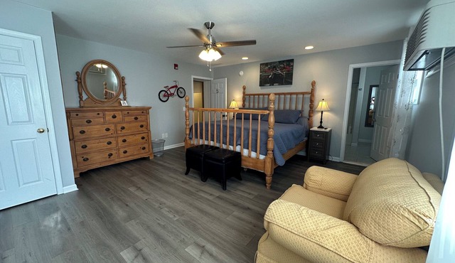 Room 5 - The Inn at Dirickson Creek - King bed, Two twins, Perfect for Families
