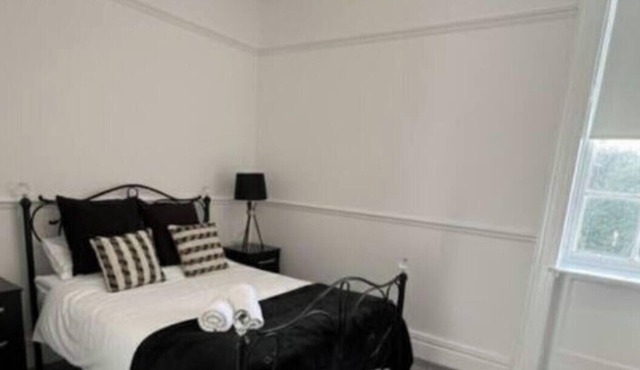 Room 6 Manor Park Country House in Swansea Sleeps 2