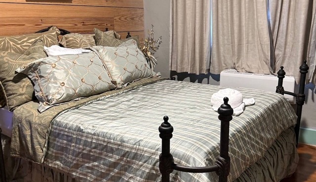 Room 6 (sleeps 2) at Chipley's Squareview Inn