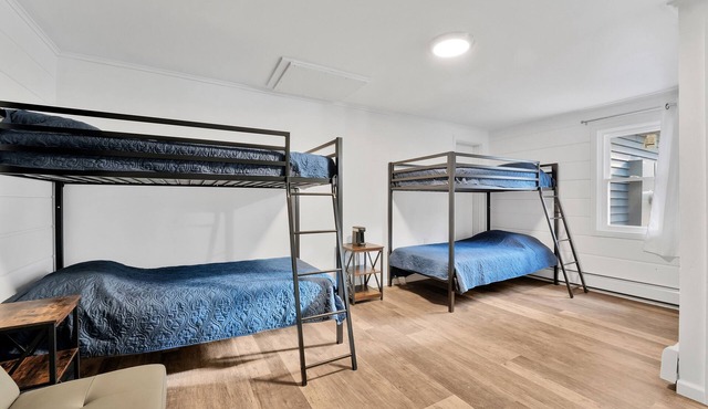 Room #6: Updated Suite w/2 Bunk Beds