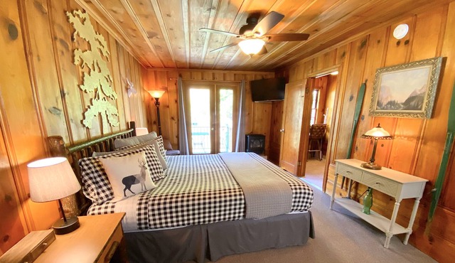 Room 7 - King Kitchenette