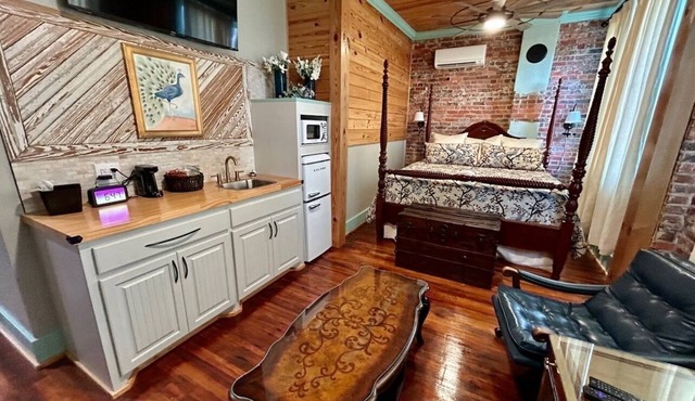 Room 7 (sleeps 2) at Chipley's Squareview Inn