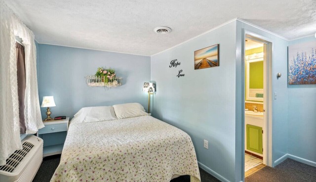 Room 7- Sunset Acres Motel