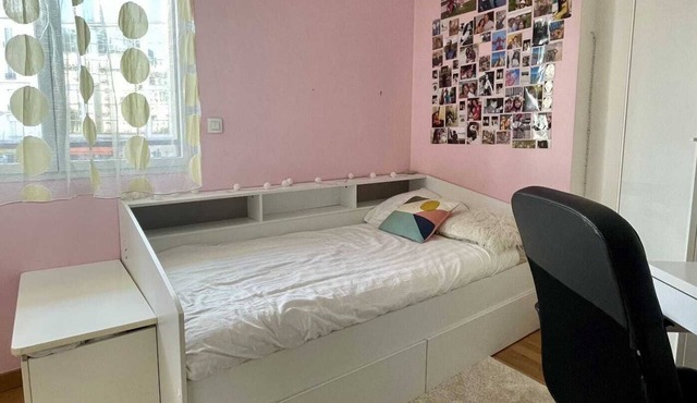 Room and private bathroom + breakfast. 5 min from Paris, 2 min from the lake!