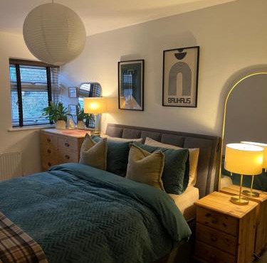 Room at Wallington Green room for professionals, near station, 30 min to London Bridge, 27 min to LDN Victoria