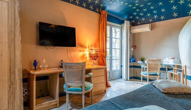 Room 'Chambre 10' with Shared Pool, Wi-Fi and Air Conditioning