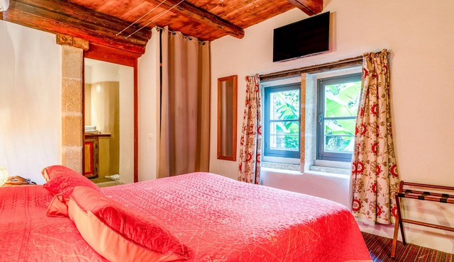 Room 'Chambre 12' with Shared Pool, Wi-Fi and Air Conditioning
