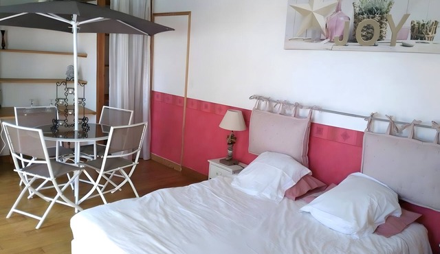 Room 'Chambre A' with Shared Pool, Wi-Fi and Air Conditioning