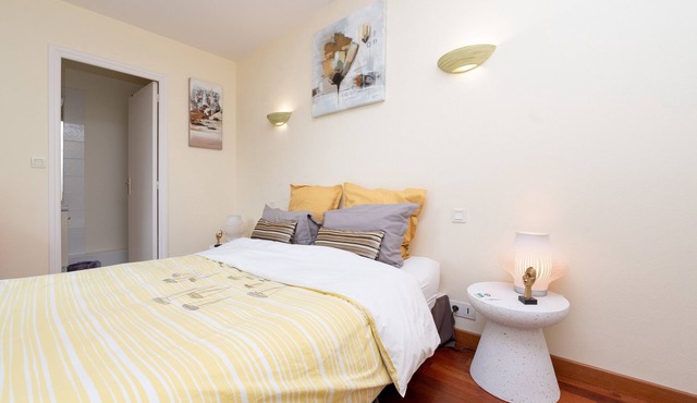 Room 'Chambre Moderne' with Shared Pool, Shared Terrace and Wi-Fi