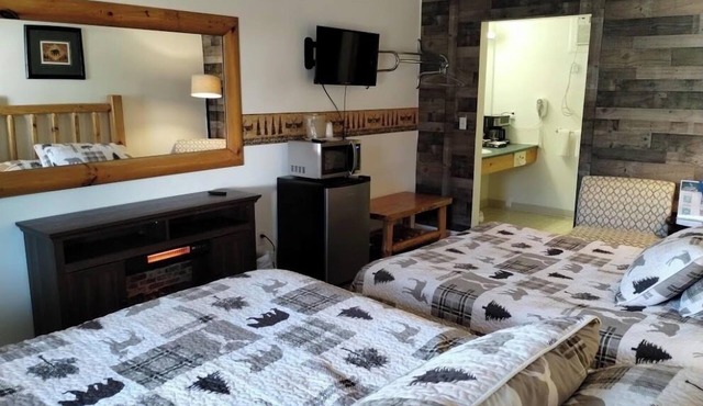 Room: Cozy Downtown Retreat - Steps from It All