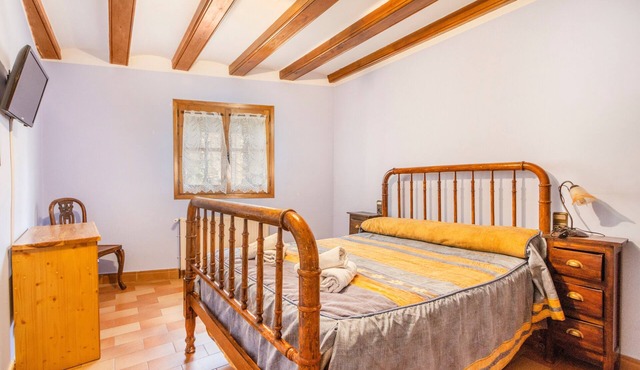 Room 'Double 5' Casa Roca-Sant Martí de Barcedana with Wi-Fi and Air Conditioning.