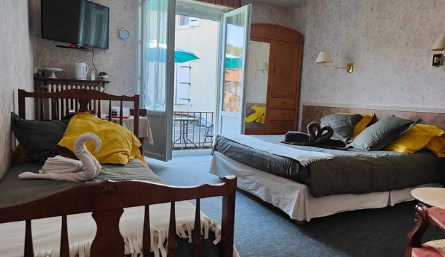 Room “Domaine du Peuplier” with Shared Terrace, Balcony and Wi-Fi