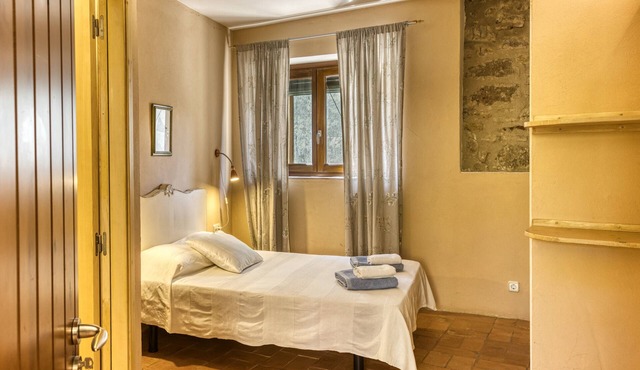 Room 'Donzell' with Shared Pool, Wi-Fi and Air Conditioning