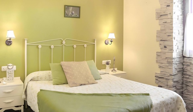 Room 'Double 5' with Mountain Views, Private Garden and Wi-Fi