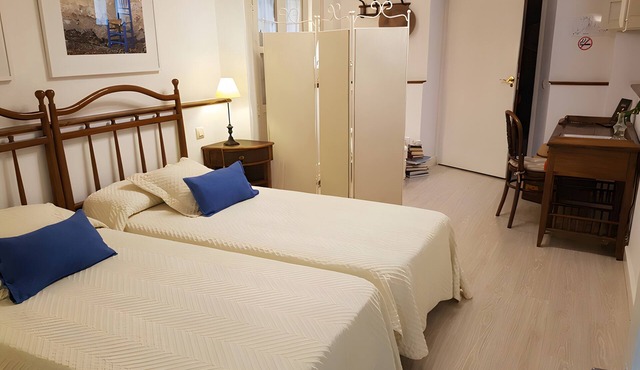 Room 'El Hogar' with Shared Pool, Shared Garden and Wi-Fi
