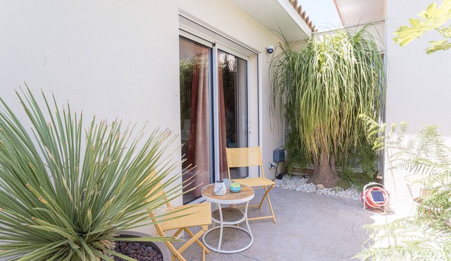 Room 'Esprit Du Sud' with Shared Pool, Wi-Fi and Air Conditioning