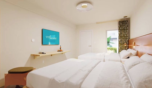 Room for 4: 2 Queens, Pool Patio & Roof Bar with Ocean Views