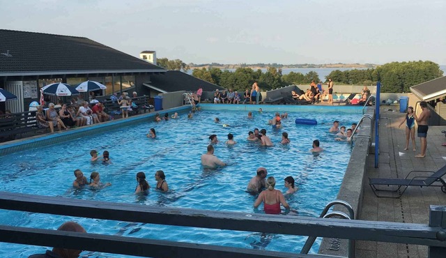 Room for everyone. Pool - wilderness bath