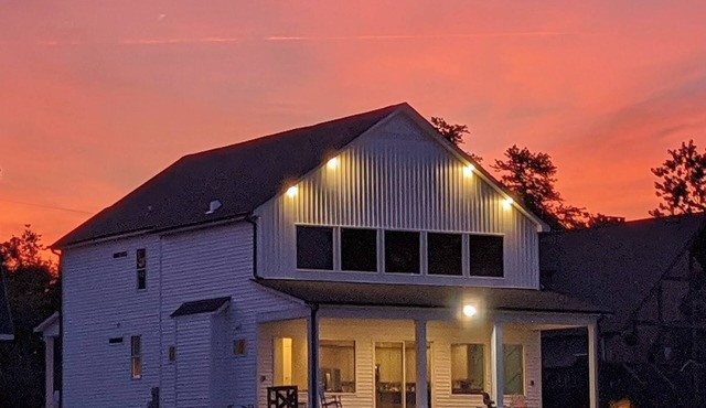 “Room for Everyone: Seven-Bedroom Lakefront Getaway on Lake Tillery”