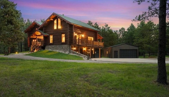 Room for family and friends! Spacious 4-bedroom house in Deadwood w/AC