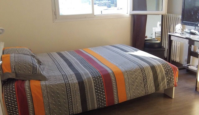 Room for rent in an apartment, with secure parking space