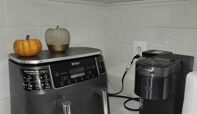 Room for rent, 20 min away from Manhattan, near trains,stores and malls.