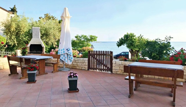 Room for two with private bath, two steps from the sea, Zambratija, WiFi, parking