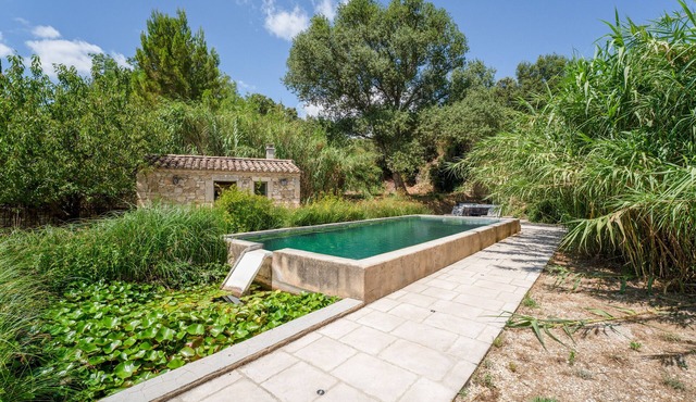 Room 'Fuschia' with Shared Pool, Wi-Fi and Air Conditioning