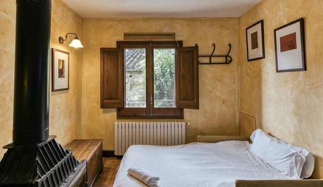 Room 'Garbi' with Shared Pool, Wi-Fi and Air Conditioning