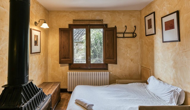 Room 'Garbi' with Shared Pool, Wi-Fi and Air Conditioning