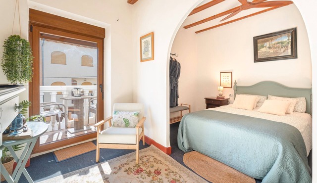 Room 'Habitacion 1A' with Shared Pool, Private Garden and Wi-Fi