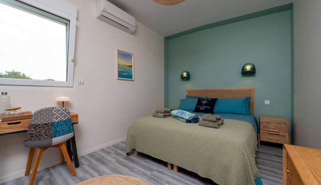 Room 'Houat' with shared terrace, Wi-Fi and air conditioning