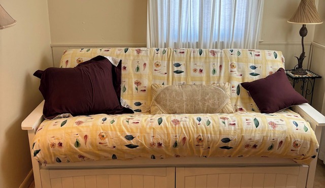 Room in a Charming Shared House in enjoyable Somers PT.,along walking-bike path.