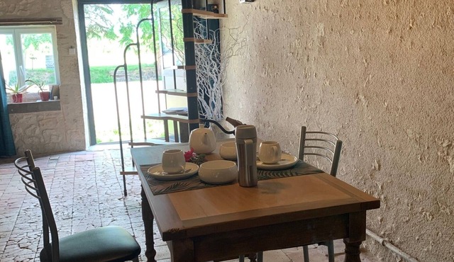 Room in a vineyard, near Golf des Vigiers and the Buddhist Village