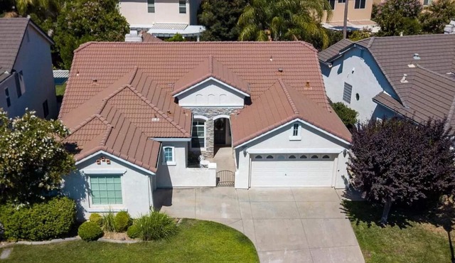 Room in Beautiful Roseville Gated Community