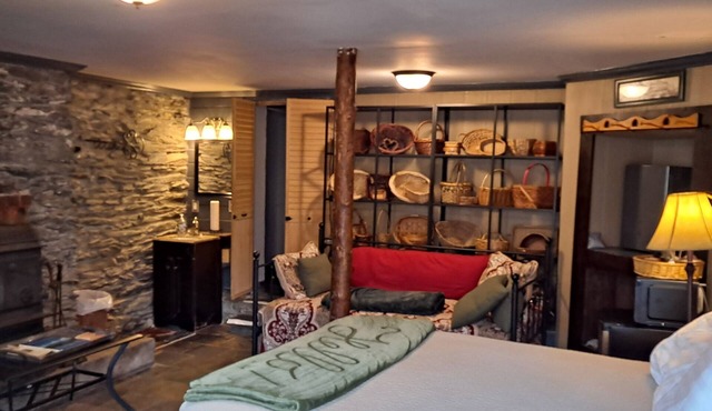 Room In Central Historic Downtown - Friendship