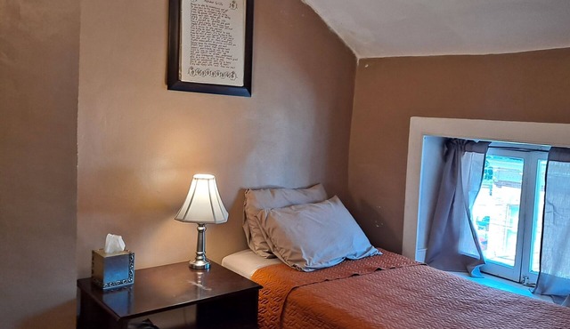 Room In Central Historic Downtown -River View West