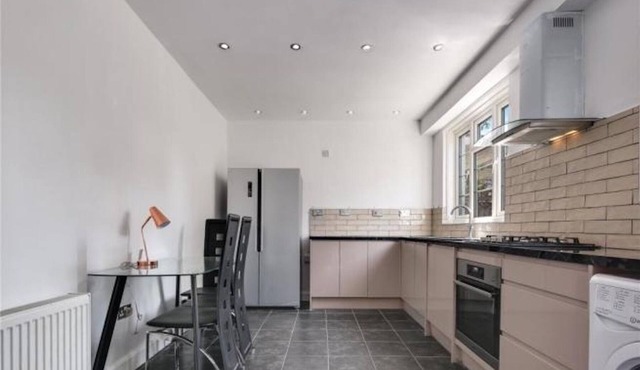 Room in Guest Room - Limehouse Townhomes Modern Spacious Serviced En-suite Room