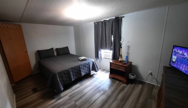 Room in mobile home with WiFi, AC, free washer & dryer. 5 miles from Blue Oval