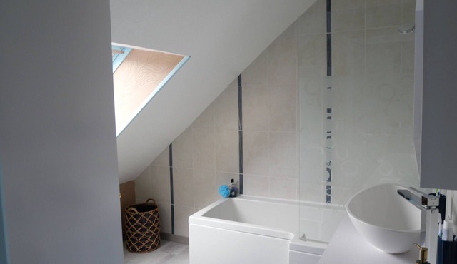 Room in residential area 20 minutes from Le Mans racetrack. Breakfast included.