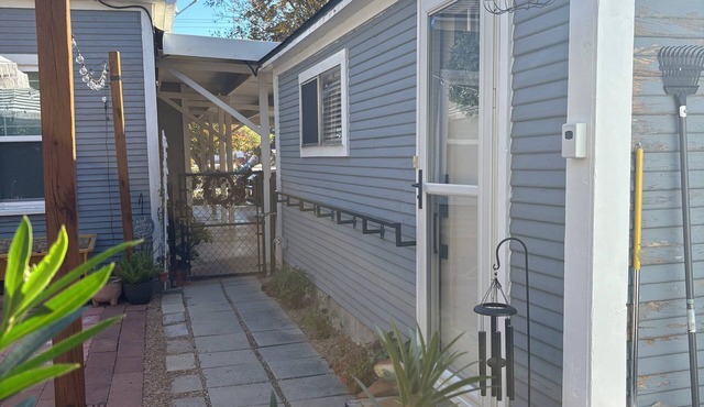 Room In The Inn: 1 bd apt in peaceful yard with 100 y.old rock wall.