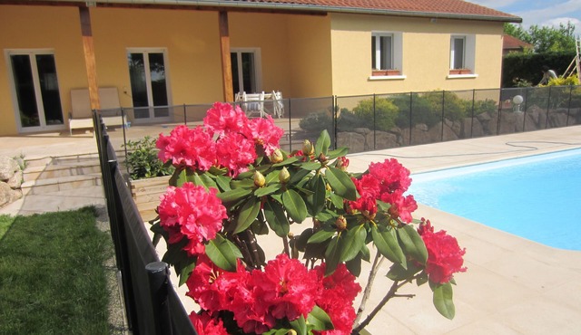 Room in villa with swimming pool West of Lyon