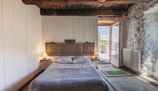 Room 'La Ferme De Chalas - Grangette' with Shared Pool, Shared Terrace and Wi-Fi