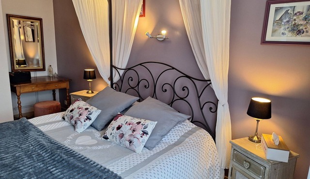 Room 'Le Meslay N°2 - Room for 2 People' with Shared Terrace, Shared Garden and Wi-Fi