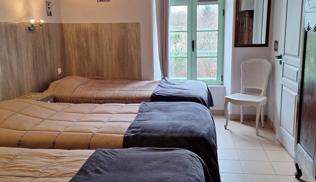 Room 'Le Meslay N°6 - Chambre 3 Pers' with Shared Terrace, Shared Garden and Wi-Fi