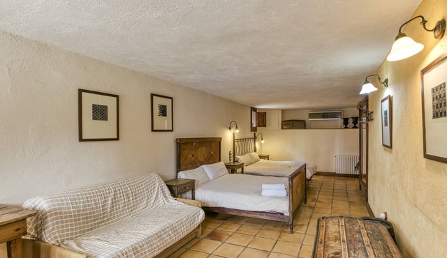 Room 'Llevant' with Shared Pool, Wi-Fi and Air Conditioning
